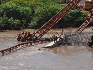 Acidente com treliça lançadeira deixa 05 desaparecidos