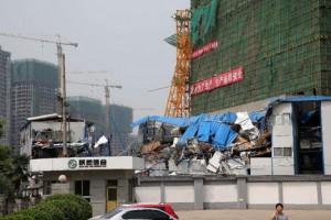 Grua encostada no edifício