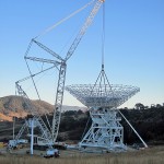 CC 2800-1 içando antena de recepção pela manhã